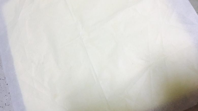 肉松卷,上面敷一张油纸晾下