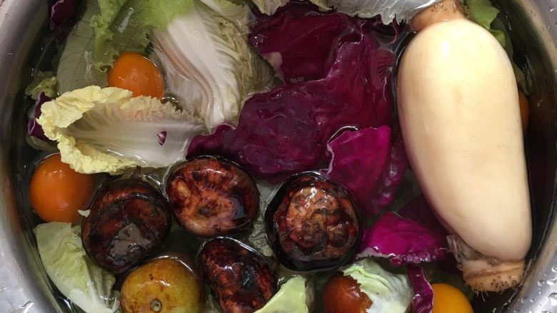 蔬果糊-50,先把所有食材放入鹽水中浸泡30分鐘以上