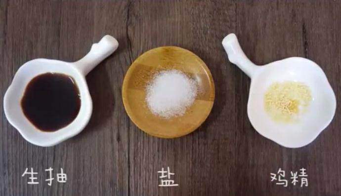 土豆焖面#乐享双节#,将<a style='color:red;display:inline-block;' href='/shicai/ 788'>生抽</a>，盐，<a style='color:red;display:inline-block;' href='/shicai/ 756'>鸡精</a>倒入锅中。