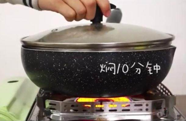 土豆焖面#乐享双节#,用筷子搅开后，盖上锅盖。