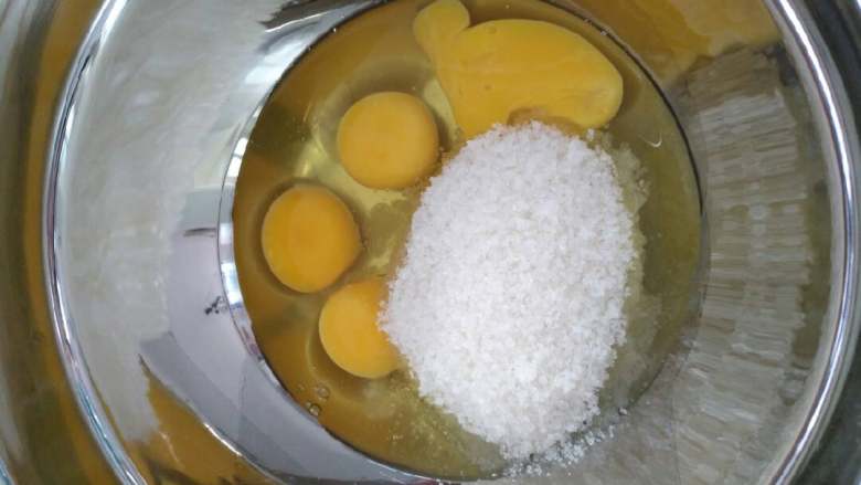 布朗尼蛋糕,蛋打碎,加入糖备用