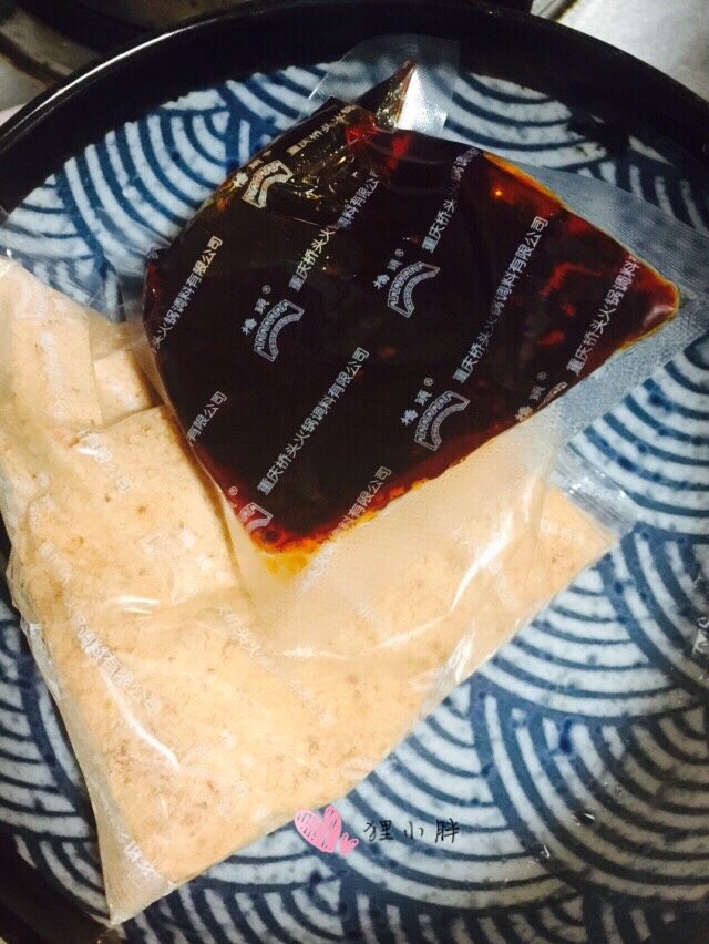 粉蒸排骨,粉蒸排骨调料,一包粉一包辣酱。不喜欢辣的辣酱不要放完