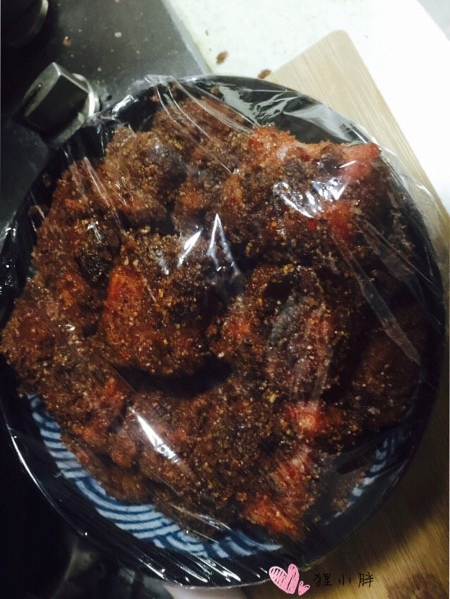粉蒸排骨,盖上保鲜膜,高压锅一个小时