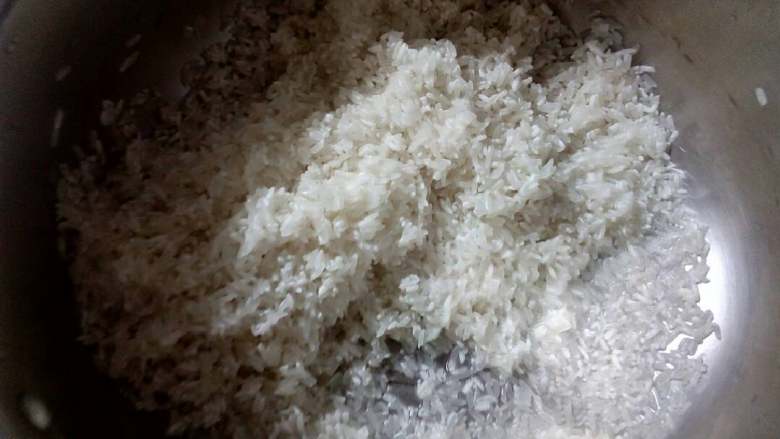 潮汕芋头糕,大米,家里平时煮饭的米就行,淘洗干净,装入一个保鲜袋,放冰箱冷冻室一个晚上。