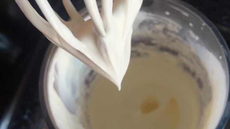 轻҉乳҉酪҉蛋҉糕҉🍰,蛋白加入柠檬汁几滴在分次加入细砂糖打发湿性发泡(预热烤箱160°烤盘里放水一起预热)