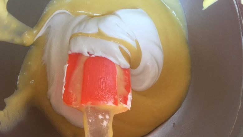 轻҉乳҉酪҉蛋҉糕҉🍰,打好的蛋白分4次搅拌均匀(翻面糊时像炒菜一样由下往上)