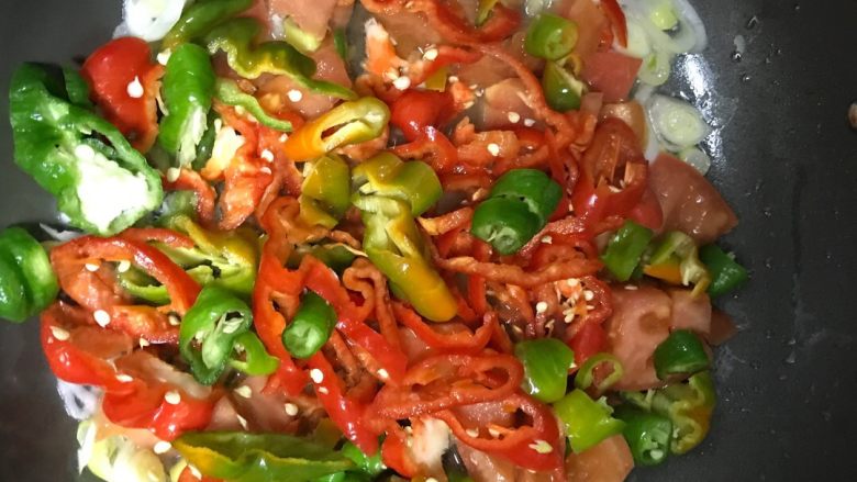 健康素菜
素炒花菜,1放入西红柿青红、辣椒翻炒一分钟
2.将煮过盛出的花菜倒入锅内
3.加花椒粉、糖、盐、味极鲜酱油、水淀粉
均匀收汁