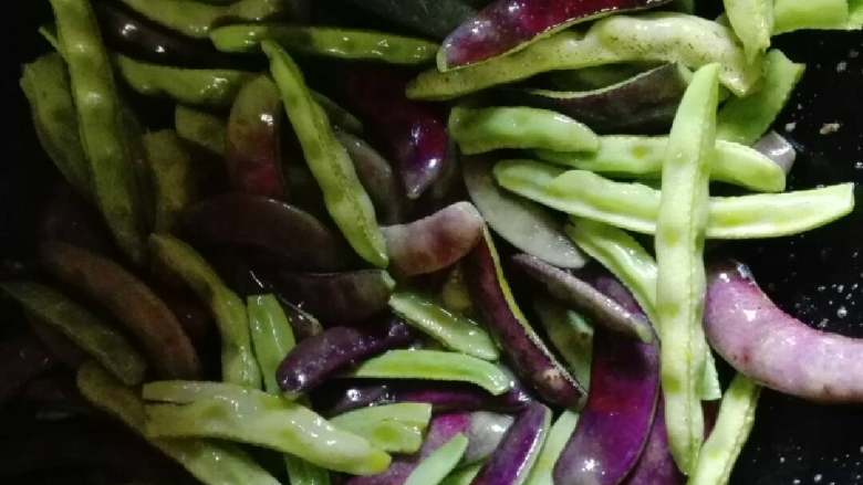 有机豆角,先扁炒掉多余的水份，放适量的油，加盐扁香，在放水，