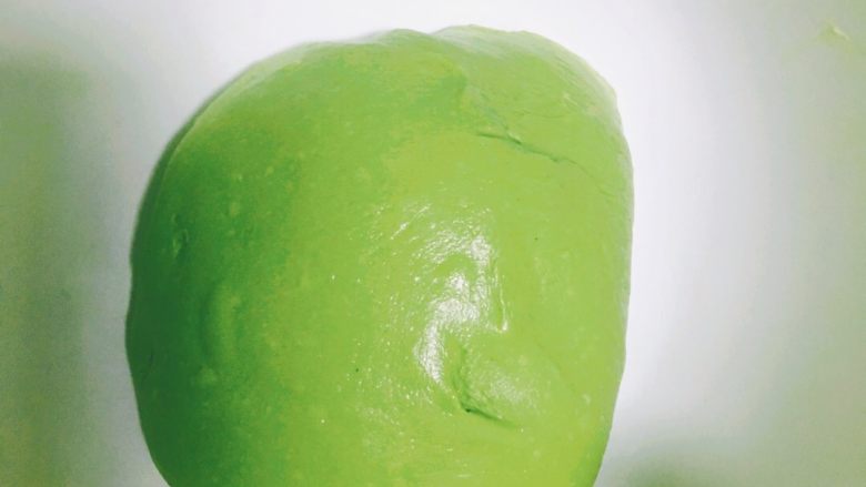 像月牙一般温柔的抹茶红豆软欧包,揉成团,盖上保鲜膜,室温发酵成2.5倍大小左右,这几天特别冷,大约一个半小时左右。