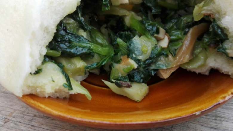 稀饭+青菜包子,热呼呼的大包子配稀饭，省了下饭菜，嘿嘿