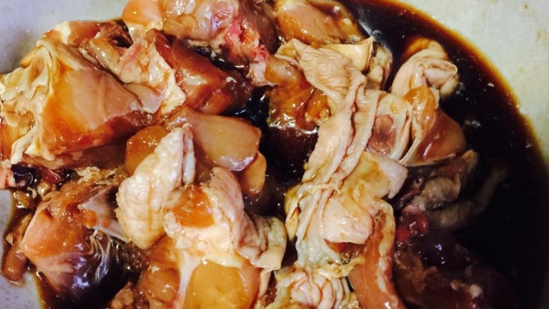 香烤鸡腿块,鸡腿切块，用料酒30克，生抽20克，老抽10克，姜三片，腌制3小时