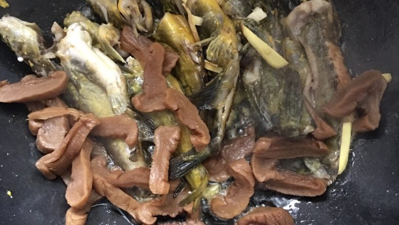 黄刺鱼萝卜干鱼煲,放入一勺生抽和料酒,再放入腌萝卜块。