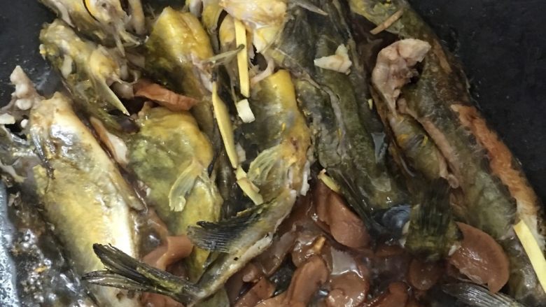 黄刺鱼萝卜干鱼煲,加入适量的盐和鸡精还有两小勺白糖,小心翻炒出香味。尝试好味道。