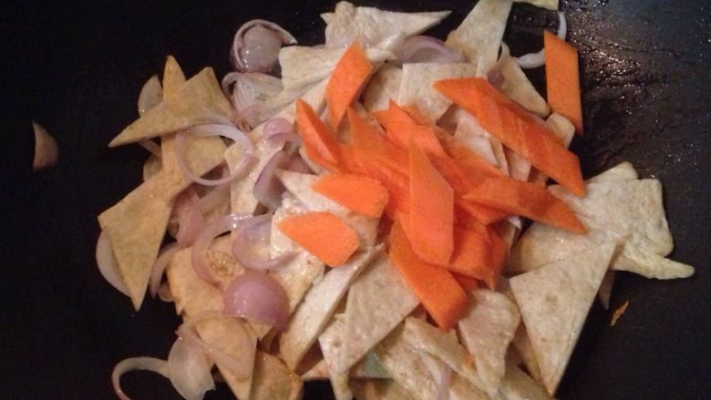米饭杀手—香辣鱼饼,再加上胡萝卜继续翻炒,炒制过程中加入少许酱油、盐调味。
*下胡萝卜之后,加小半碗水,不然鱼饼会很干。