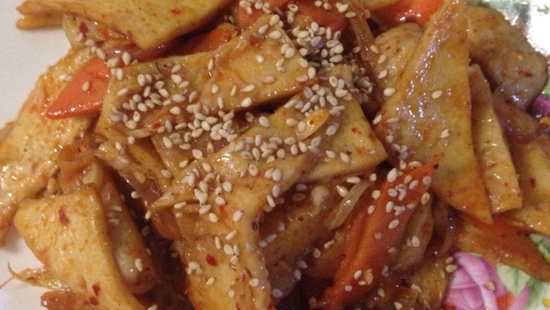 米饭杀手—香辣鱼饼,最后加点辣椒油,蒜末和香油,出锅时撒上少许芝麻点缀。香辣鱼饼就大功告成了😊