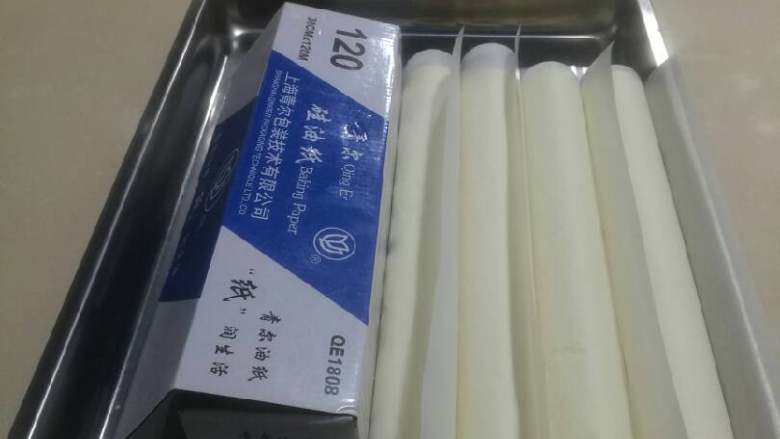肉松芝士蛋糕,卷完之后，放在盘里松弛20分钟左右