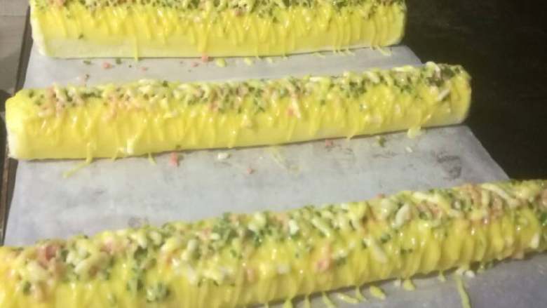肉松芝士蛋糕,再交叉挤沙拉酱，入炉烘烤