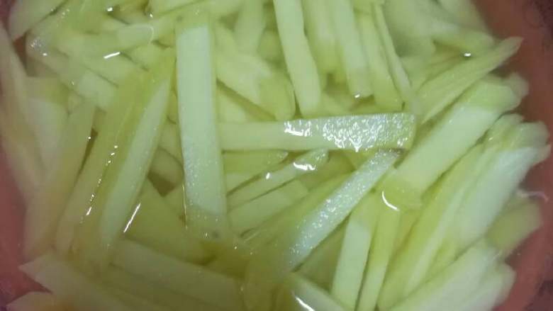清炒土豆,然后切成粗条,放在清水中(如果你是现炒的话就不用,因为我还要准备其他材料,所以先切好备用,怕土豆变黑影响美观,就用清水泡了一下)