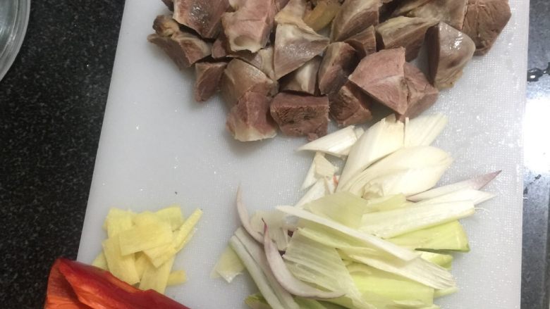 土豆烧牛肉,葱姜蒜切小片,<a style='color:red;display:inline-block;' href='/shicai/ 8826'>熟牛肉</a>切块,小葱切小段
