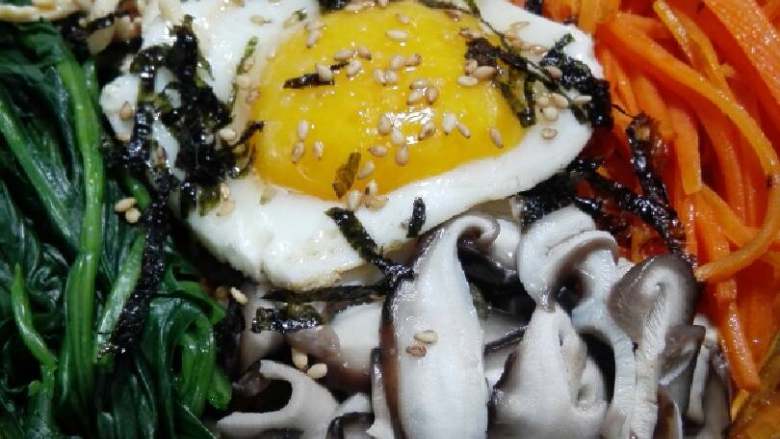 “韩国石锅拌饭”绅士私房菜,依次将原料放入容器里面摆好,最后打入一个鸡蛋上锅盖盖烧5分钟即可食用。