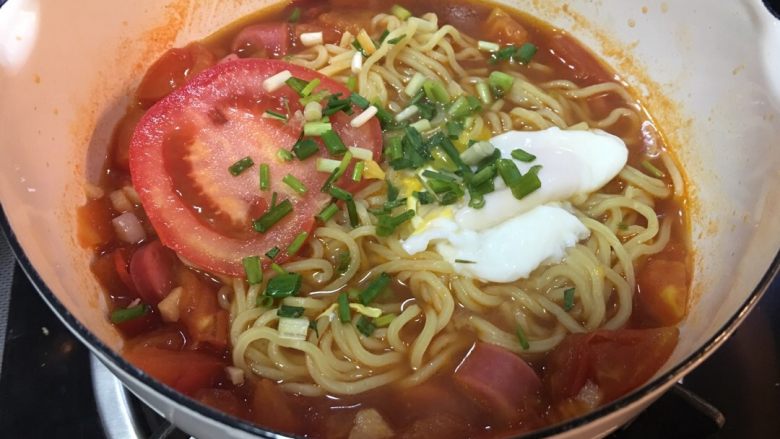 「吃货久久」美味的番茄香肠鸡蛋拉面,面锅里最后大火煮一个溏心蛋 面和<a style='color:red;display:inline-block;' href='/shicai/ 9'>鸡蛋</a>都倒入汤锅里 撒葱 