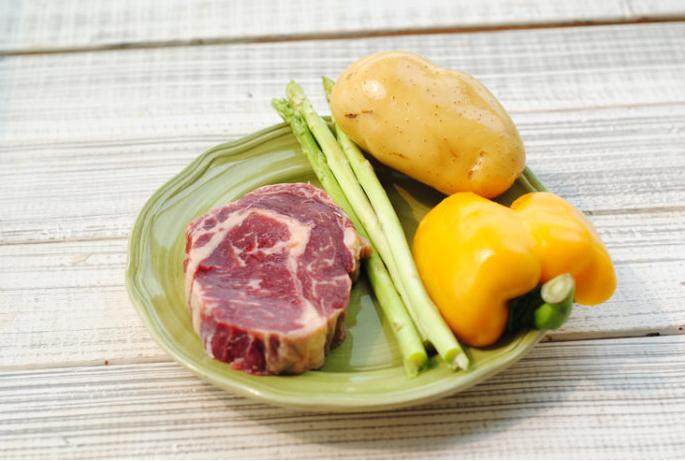 黑椒煎牛排,准备所需要的材料,牛肉提前取出解冻,然后用厨房纸巾吸取表面的血水。