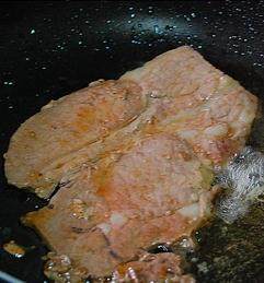 红酒蘑菇牛排,热锅放入橄榄油(黄油也可以),把牛排两面各煎约2分钟
