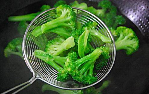 红酒蘑菇牛排,锅中水烧开,放一点盐和油,把洗净掰成小朵的西兰花放进去烫熟就可以了。