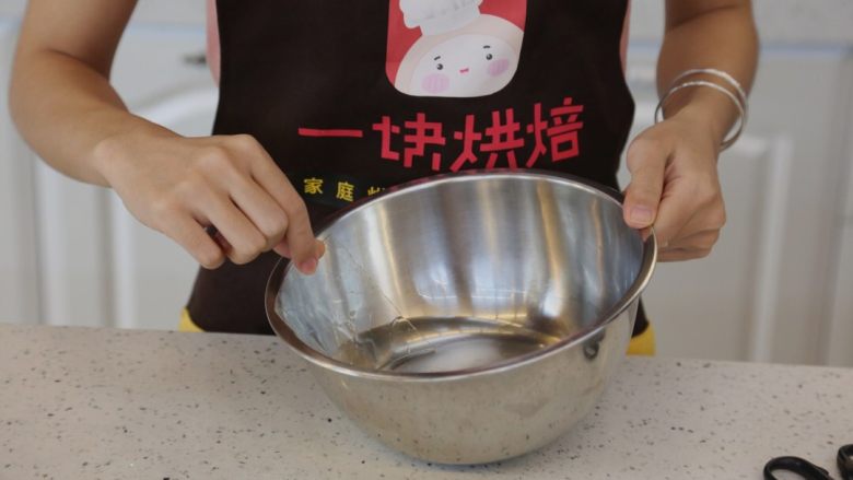 宝宝爱吃的免烤蛋糕——火龙果慕斯蛋糕,2.将吉利丁片用凉水泡软备用