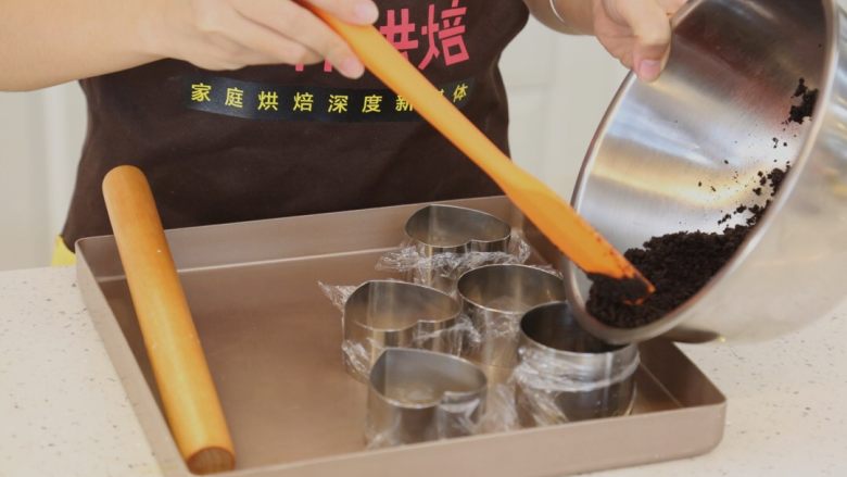 宝宝爱吃的免烤蛋糕——火龙果慕斯蛋糕,4.用保鲜膜包住慕斯圈的底部后,加入饼干碎