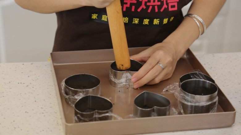 宝宝爱吃的免烤蛋糕——火龙果慕斯蛋糕,5.用擀面杖将饼干碎压实