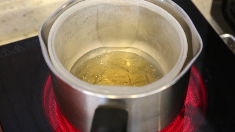 宝宝爱吃的免烤蛋糕——火龙果慕斯蛋糕,6.将吉利丁片隔水热溶