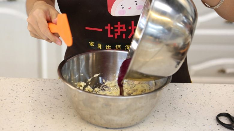 宝宝爱吃的免烤蛋糕——火龙果慕斯蛋糕,9.将火龙果打成液态,过粉筛,把火龙果汁和<a style='color:red;display:inline-block;' href='/shicai/ 919'>柠檬汁</a>加入奶油奶酪中,搅拌至顺滑状态