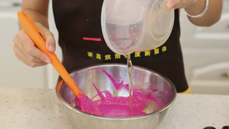 宝宝爱吃的免烤蛋糕——火龙果慕斯蛋糕,10.加入热溶的吉利丁液,搅拌均匀