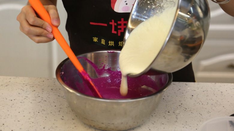 宝宝爱吃的免烤蛋糕——火龙果慕斯蛋糕,11.分两次加入打发过的淡奶油,快速搅拌均匀,(避免吉利丁的缘故变得粘稠)