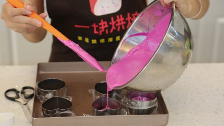宝宝爱吃的免烤蛋糕——火龙果慕斯蛋糕,12.将火龙果慕斯水倒入慕斯圈中,将便面弄平整,放入冰箱冷藏半个小时以上