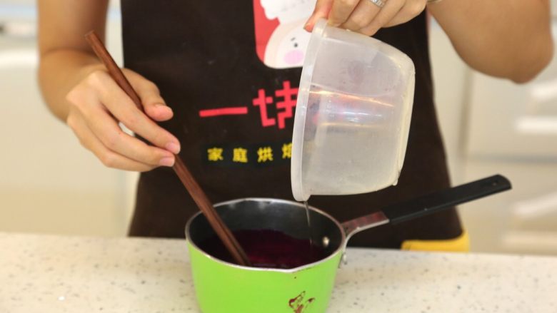 宝宝爱吃的免烤蛋糕——火龙果慕斯蛋糕,13.制作镜面,将过筛好的火龙果液加入糖粉,加入隔热融化好的吉利丁液。