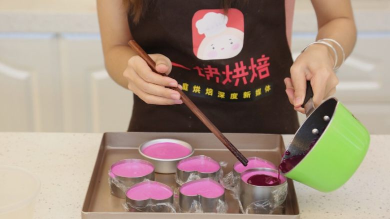 宝宝爱吃的免烤蛋糕——火龙果慕斯蛋糕,14.等镜面液凉一点后,倒入已经冷藏过的慕斯蛋糕表面。蛋糕再放入冰箱冷藏4小时以上即可。