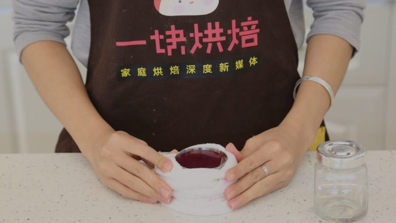 宝宝爱吃的免烤蛋糕——火龙果慕斯蛋糕,15.将做好的慕斯从冰箱取出后,用热毛巾敷一下就可以脱模了