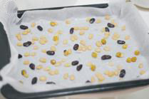 抹茶蜜豆蛋糕卷,烤盘铺油纸,均匀的撒上<a style='color:red;display:inline-block;' href='/shicai/ 3614'>蜜豆</a>。