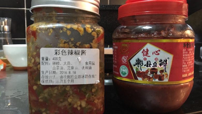 「吃货久久」超级下饭的鱼香肉丝,推荐我喜爱的辣椒酱 准备调汁(这步很关键)