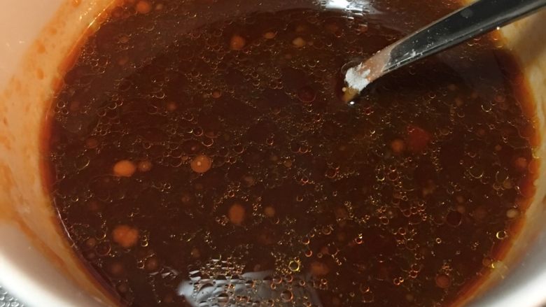 「吃货久久」超级下饭的鱼香肉丝,准备一个小碗 加入半碗纯净水 ,生粉少许,生抽,醋,味极鲜少许,一小勺豆瓣酱和辣椒,少许糖。因为豆瓣酱味极鲜都很咸,宁可少放,最后调味的时候还可以加盐