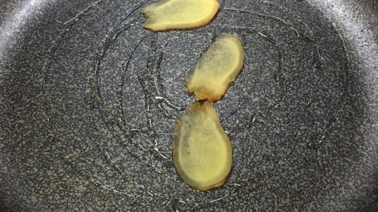 「吃货久久」超级下饭的鱼香肉丝,锅内加入少许油,加几片姜片,小火煸香,扔掉姜片