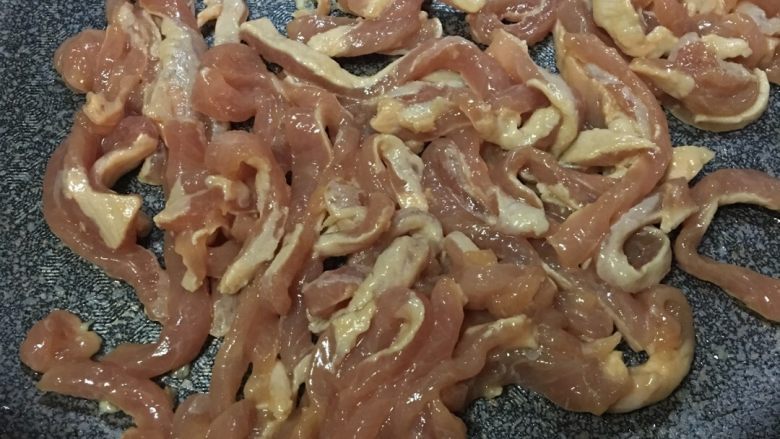 「吃货久久」超级下饭的鱼香肉丝,倒入肉丝,中火炒,最好用筷子炒