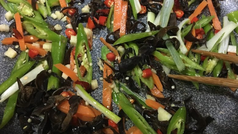 「吃货久久」超级下饭的鱼香肉丝,锅内再加入少许油,倒入所有配料,中大火翻炒