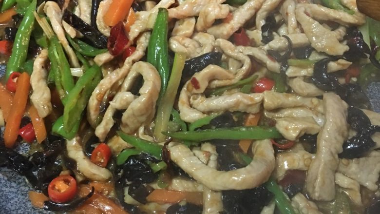 「吃货久久」超级下饭的鱼香肉丝,倒入肉丝,一起翻炒,倒入之前准备的调汁,炒匀,这个时候调味,不够颜色加老抽,不够咸加盐,不够甜加糖。