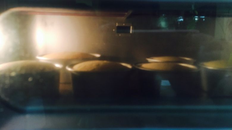 戚风蛋糕坯(一磅),放入烤箱中下层,烤温度是上下各150度,家里的烤箱,各自测试一下。时间是55分钟。这个时间也要根据各自烤箱情况去设定。