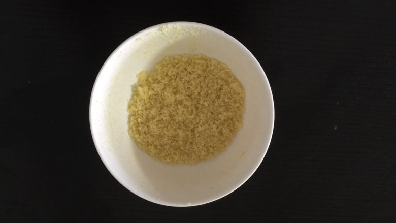 柠檬磅蛋糕,将柠檬皮削成屑备用,只要黄色那部分。白色,味苦,弃之,我是用小工具削的,削到了手,还好我发现的及时,蛋糕并没有混进奇怪的味道,你们小心点
