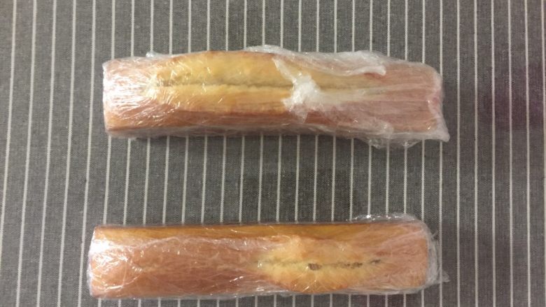 柠檬磅蛋糕,刷好糖衣你就要吃?急不得磅蛋糕最佳的食用时间是冰箱冷藏三天后糖已经渗入到蛋糕里面冷着吃它就是冰淇淋回温吃它就是蛋糕所以刷完糖后用保鲜膜裹好送入冷藏