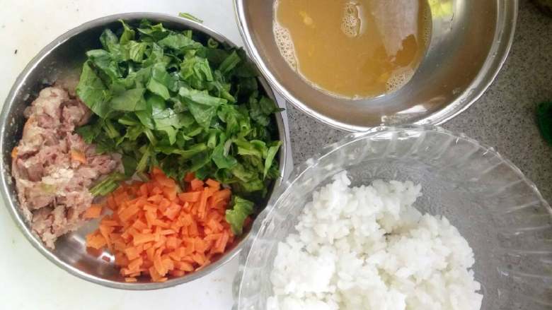 蛋炒饭,胡萝卜切丁,菠菜切丁,鸡蛋打匀,油烧热,放入鸡蛋,翻炒,倒入萝卜菠菜,继续翻炒,最后将米饭倒入,翻炒均匀后,放盐,出锅啦